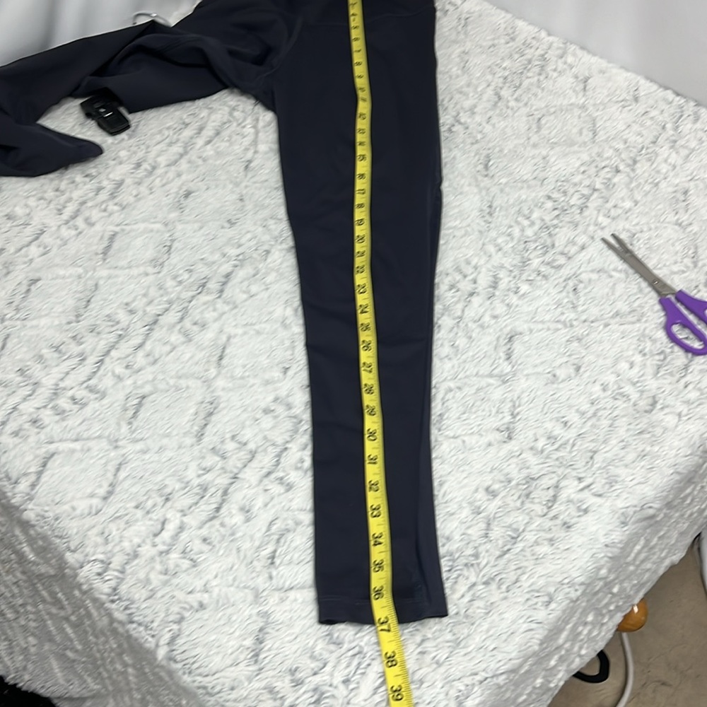 Varley Leggings in Midnight Blue with sheer panels on back of leg medium - Picture 8 of 9